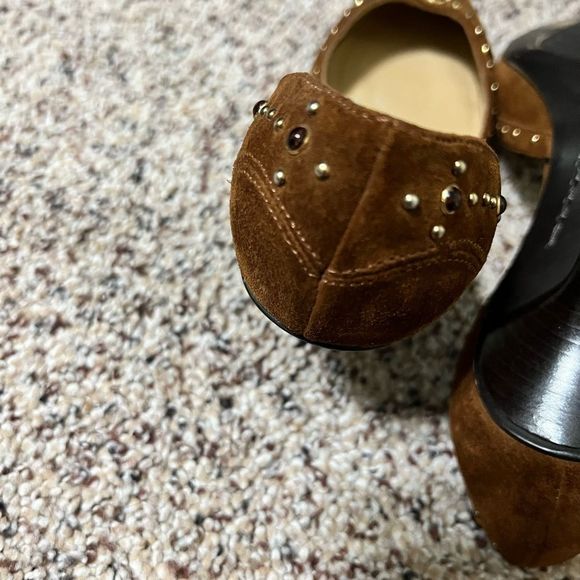 MICHAEL KORS BROWN SUEDE LEATHER
POINTY TOE STUDS PUMP SIZE WOMEN'S 7M - Picture 4 of 5